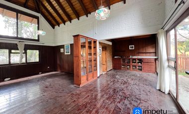 En arriendo casa en la Argelia junto a la avenida principal muy cerca a la universidad nacional de Loja