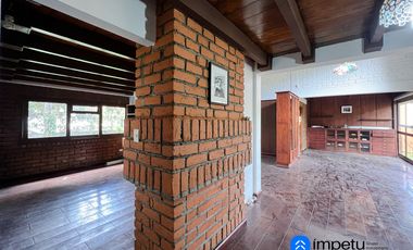 En arriendo casa en la Argelia junto a la avenida principal muy cerca a la universidad nacional de Loja