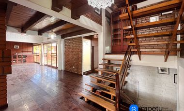 En arriendo casa en la Argelia junto a la avenida principal muy cerca a la universidad nacional de Loja