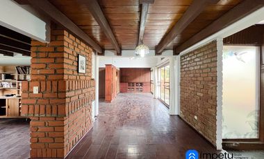 En arriendo casa en la Argelia junto a la avenida principal muy cerca a la universidad nacional de Loja