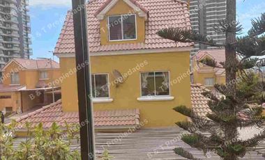 AMPLIA CASA EN CONDOMINIO TRES PISOS