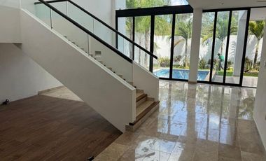 CASA EN VENTA EN MERIDA F-21195, 3 REC. PRIV. COMPOSTELA $13,900,000