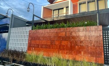 RUMAH MEWAH 2 LANTAI PREMIUN FULL FURNISHED DENGAN 3 UNIT VILLA MEWAH INCLUDE PRIVAT POOL DI JALAN PALAGAN MLATI SLEMAN