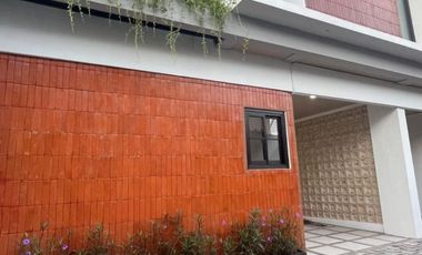 RUMAH MEWAH 2 LANTAI PREMIUN FULL FURNISHED DENGAN 3 UNIT VILLA MEWAH INCLUDE PRIVAT POOL DI JALAN PALAGAN MLATI SLEMAN