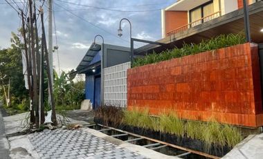 RUMAH MEWAH 2 LANTAI PREMIUN FULL FURNISHED DENGAN 3 UNIT VILLA MEWAH INCLUDE PRIVAT POOL DI JALAN PALAGAN MLATI SLEMAN