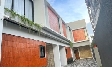RUMAH MEWAH 2 LANTAI PREMIUN FULL FURNISHED DENGAN 3 UNIT VILLA MEWAH INCLUDE PRIVAT POOL DI JALAN PALAGAN MLATI SLEMAN