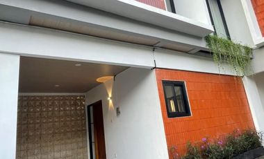 RUMAH MEWAH 2 LANTAI PREMIUN FULL FURNISHED DENGAN 3 UNIT VILLA MEWAH INCLUDE PRIVAT POOL DI JALAN PALAGAN MLATI SLEMAN