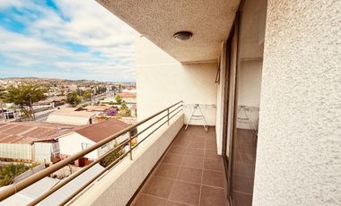 HERMOSO DEPARTAMENTO. EDIFICIO ALTO ORIENTE. CENTRO DE QUILPUÉ.