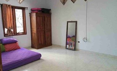 Di Jual Rumah cantik 2 lantai 4 kamar tidur siap huni strategis dekat  Renon