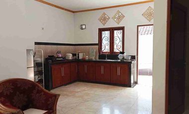 Di Jual Rumah cantik 2 lantai 4 kamar tidur siap huni strategis dekat  Renon