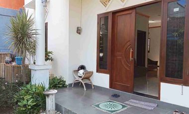 Di Jual Rumah cantik 2 lantai 4 kamar tidur siap huni strategis dekat  Renon