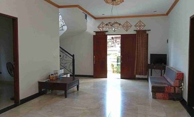 Di Jual Rumah cantik 2 lantai 4 kamar tidur siap huni strategis dekat  Renon