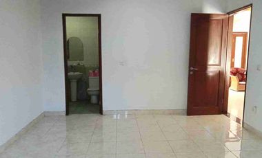 Di Jual Rumah cantik 2 lantai 4 kamar tidur siap huni strategis dekat  Renon