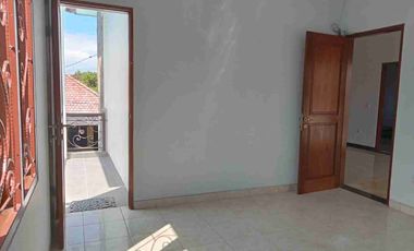 Di Jual Rumah cantik 2 lantai 4 kamar tidur siap huni strategis dekat  Renon