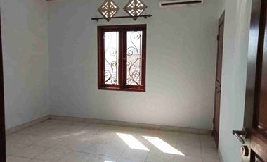 Di Jual Rumah cantik 2 lantai 4 kamar tidur siap huni strategis dekat  Renon