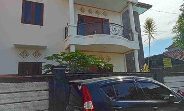Di Jual Rumah cantik 2 lantai 4 kamar tidur siap huni strategis dekat  Renon