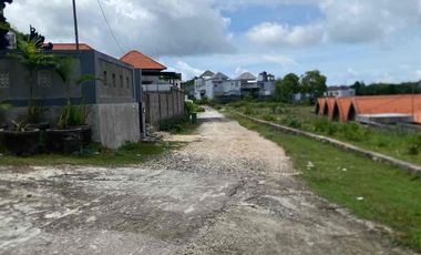 Tanah di jalan utama goa gong ungasan