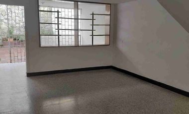 Vendo Bucaramanga barrio la floresta oportunidad amplia casa 5 alcobas, 8 frente por 21 fondo.