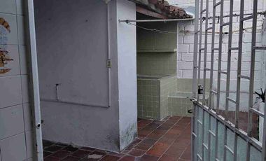 Vendo Bucaramanga barrio la floresta oportunidad amplia casa 5 alcobas, 8 frente por 21 fondo.