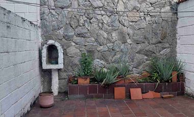 Vendo Bucaramanga barrio la floresta oportunidad amplia casa 5 alcobas, 8 frente por 21 fondo.