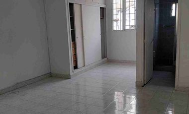 Vendo Bucaramanga barrio la floresta oportunidad amplia casa 5 alcobas, 8 frente por 21 fondo.