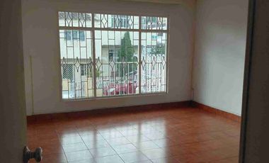 Vendo Bucaramanga barrio la floresta oportunidad amplia casa 5 alcobas, 8 frente por 21 fondo.