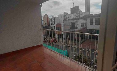 Vendo Bucaramanga barrio la floresta oportunidad amplia casa 5 alcobas, 8 frente por 21 fondo.