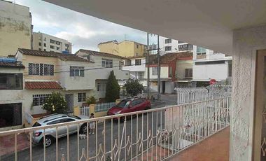 Vendo Bucaramanga barrio la floresta oportunidad amplia casa 5 alcobas, 8 frente por 21 fondo.