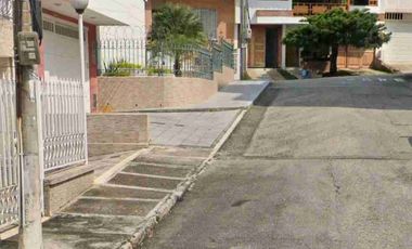 Vendo Bucaramanga barrio la floresta oportunidad amplia casa 5 alcobas, 8 frente por 21 fondo.