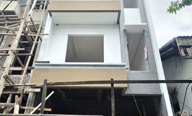 ANA RUMAH BARU UK 5X15M DI KOMPLEK TAMAN RATU