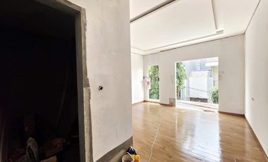 ANA RUMAH BARU UK 5X15M DI KOMPLEK TAMAN RATU