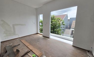 ANA RUMAH BARU UK 5X15M DI KOMPLEK TAMAN RATU