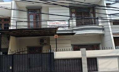 Disewakan Rumah Taman Permata Indah TPI 2 Lantai 8 x 19 m2 Furnished Lengkap & Terawat Siap Huni, Akses Dekat Pasar Teluk Gong Jakarta Utara