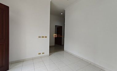 Disewakan Rumah Taman Permata Indah TPI 2 Lantai 8 x 19 m2 Furnished Lengkap & Terawat Siap Huni, Akses Dekat Pasar Teluk Gong Jakarta Utara