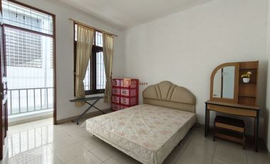 Disewakan Rumah Taman Permata Indah TPI 2 Lantai 8 x 19 m2 Furnished Lengkap & Terawat Siap Huni, Akses Dekat Pasar Teluk Gong Jakarta Utara