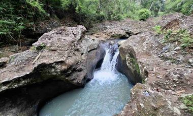 Dijual tanah dengan air terjun dan sungai bebatuan di bali