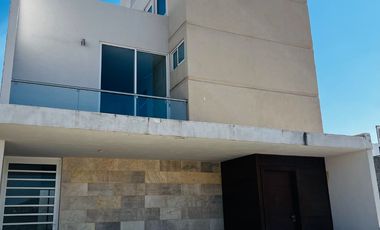 Increíble Residencia de 3 niveles con Pisos de Mármol, Rooftop y Terraza en Residencial Exclusivo