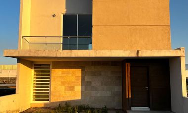 Increíble Residencia de 3 niveles con Pisos de Mármol, Rooftop y Terraza en Residencial Exclusivo