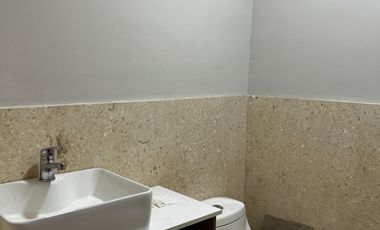 Increíble Residencia de 3 niveles con Pisos de Mármol, Rooftop y Terraza en Residencial Exclusivo