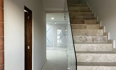 Increíble Residencia de 3 niveles con Pisos de Mármol, Rooftop y Terraza en Residencial Exclusivo