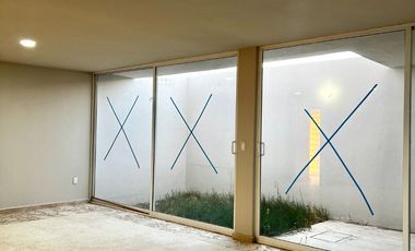 Increíble Residencia de 3 niveles con Pisos de Mármol, Rooftop y Terraza en Residencial Exclusivo