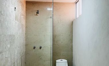 Increíble Residencia de 3 niveles con Pisos de Mármol, Rooftop y Terraza en Residencial Exclusivo