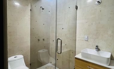 Increíble Residencia de 3 niveles con Pisos de Mármol, Rooftop y Terraza en Residencial Exclusivo