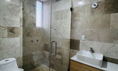 Increíble Residencia de 3 niveles con Pisos de Mármol, Rooftop y Terraza en Residencial Exclusivo