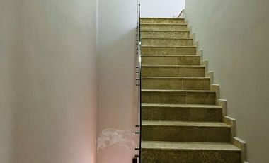 Increíble Residencia de 3 niveles con Pisos de Mármol, Rooftop y Terraza en Residencial Exclusivo