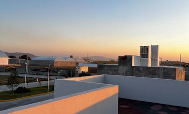 Increíble Residencia de 3 niveles con Pisos de Mármol, Rooftop y Terraza en Residencial Exclusivo