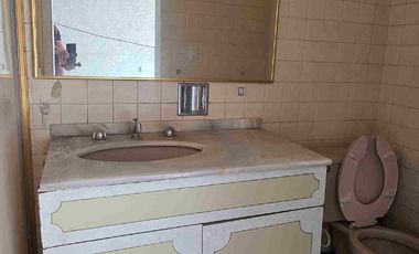 Proiedad comercial en renta, sobre Avenida Madero, justo frente al Palacio de Gobierno de la ciudad de Pachuca, Hidalgo.