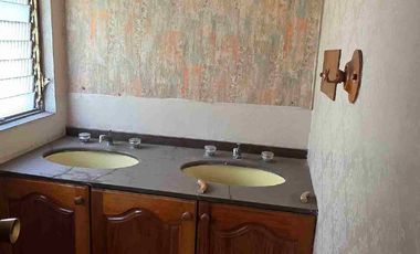 Proiedad comercial en renta, sobre Avenida Madero, justo frente al Palacio de Gobierno de la ciudad de Pachuca, Hidalgo.