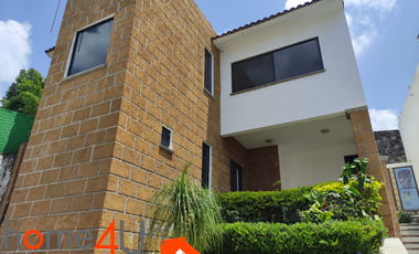 Casa en condominio con cuarto de servicio independiente.