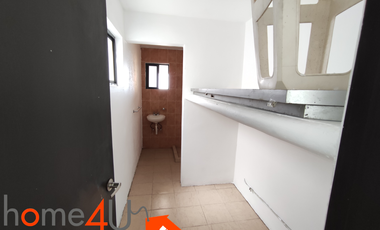 Casa en condominio con cuarto de servicio independiente.